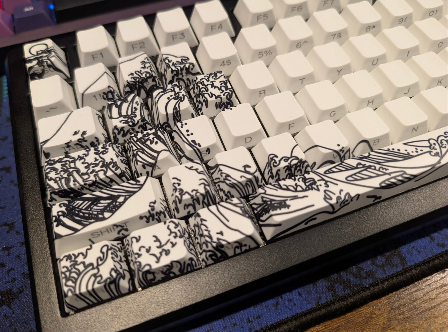 White Waves of Kanagawa 75% Shine Through Keyboard