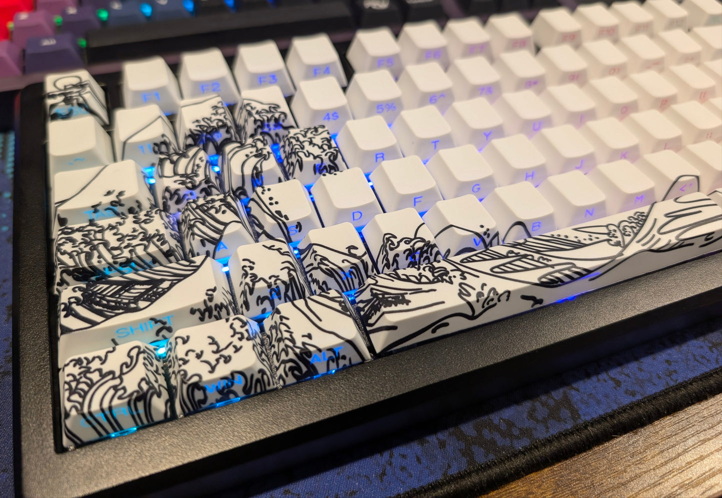 White Waves of Kanagawa 75% Shine Through Keyboard